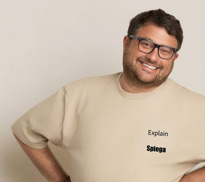 Modello con t-shirt AURA Spiega